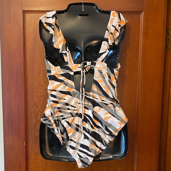 A pea in a pod ruffled one piece swimsuit - Picture 2 of 4